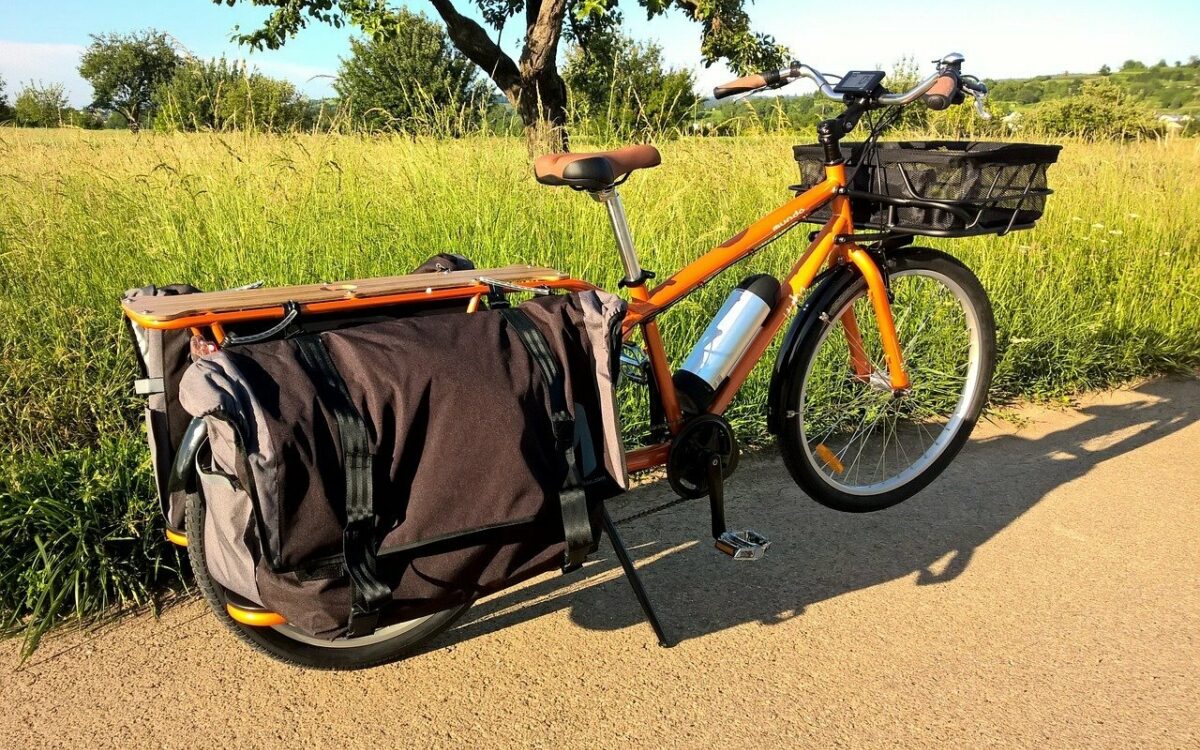 Ein Lastenrad steht am Wegesrand vor einem Feld Ein Lastenrad steht am Wegesrand vor einem Feld
